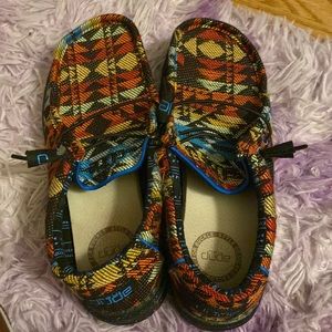 Super cute buckle exclusive Aztec Heydudes